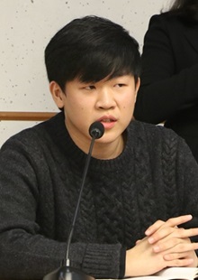 20일 국회 의원회관에서 전국장애인차별철폐 주최로 열린 '장애인 이동권 현황과 개선방안을 위한 토론회'에서 김훈배 공공교통네트워크 정책위원이 발언하고 있다. ⓒ에이블뉴스