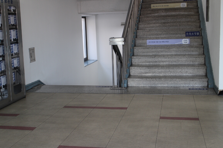 민원복지동 3층 계단 양쪽에는 시각장애인이 손끝으로 만져 층수를 알 수 있는 점자표지판이 부착된 손잡이가 설치돼 있지 않았고, 계단 바닥에 점자블록도 없다. ⓒ박종태