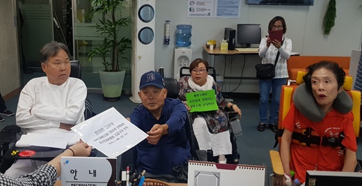 9월초 올해 만 65세된 중증장애인 3명이 국가인권위원회에 긴급구제 진정서를 제출하고 있다.ⓒ에이블뉴스 
