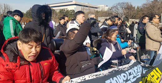 한국장애인자립생활센터총연합회, 서울시장애인자립생활센터총연합회, 서울장애인소비자연대 등 3개단체는 21일 국회 앞에서 기자회견을 갖고, 국회에 장애 인권침해 예방을 위한 국회법을 개정하라고 촉구했다.ⓒ에이블뉴스 