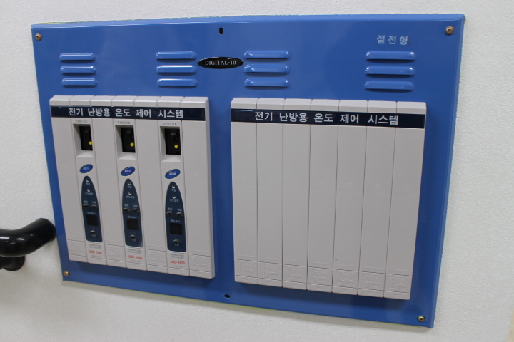 건물 내 전기 난방용 제어기가 케이스로 닫혀 있지 않아 발달장애인이 아무 제약 없이 만지거나 누눌 수 있는 상황이어서 개선이 필요해 보였다.ⓒ박종태