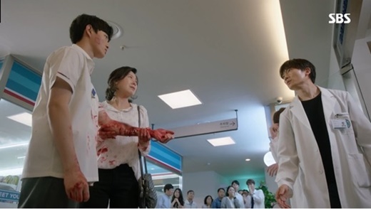 피를 흘리며 나타난 이기석. ⓒSBS