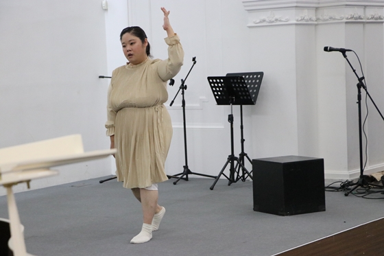 27일 서울 시민청 태평홀에서 열린 '꿈틔움 예술창작소 작품발표회'에서 김경민 씨가 '브륄레 브륄레' 무용 공연을 펼치고 있다. ⓒ에이블뉴스
