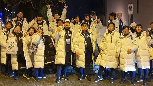 지난 21일 이탈리아 발치아벤나에서 열린 2019 동계 데플림픽 폐막식장 인근에서 기념사진을 찍고 있는 대한민국 선수단. ⓒ대한장애인체육회