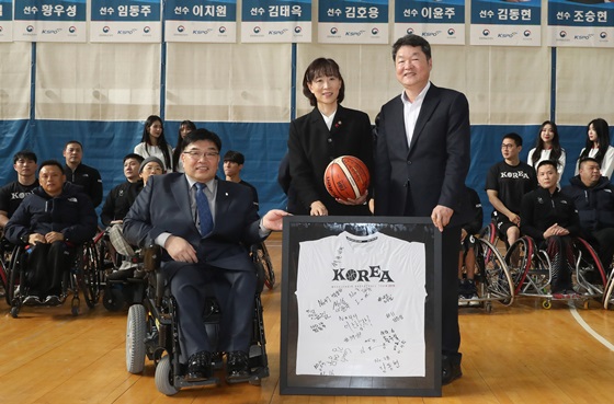 30일 대한장애인체육회 이천훈련원에서 열린 2020 국가대표 훈련 개시식에서 대한장애인농구협회장이 기념액자를 전달하고 있다. 사진 좌측부터 이명호 회장, 최윤희 차관, 대한장애인농구협회 백승완 회장. ⓒ대한장애인체육회 