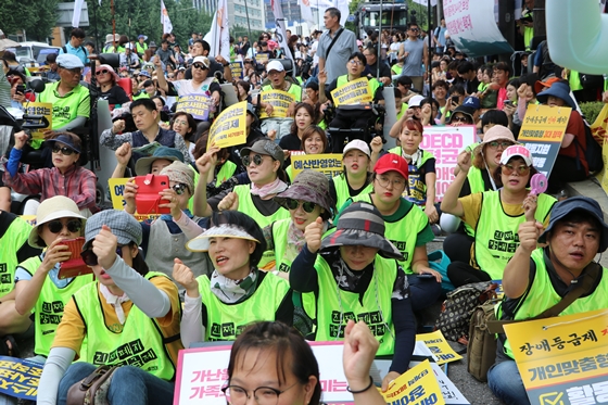 21일 서울 충정로 사회보장위원회 앞에서 열린 '장애등급제 예산 쟁취 및 활동지원 연령제한 폐지 집중결의대회'에서 참가자들이 구호를 외치고 있다. ⓒ에이블뉴스