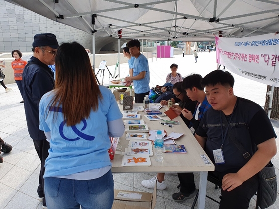 지난 27일 서울 중구 동대문디자인플라자 앞에서 중구길벗장애인자립생활센터가 주최한 '2019년 중구지역 장애인 인식개선 캠페인'에서 발달장애인 화가들이 그림과 캘리그라피를 시연하고 있다. ⓒ에이블뉴스
