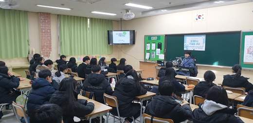 2018년 12월14일 부천 석천중학교에서 학생들을 대상으로 장애인식개선교육을 진행하는 이원준 강사.ⓒ에이블뉴스DB