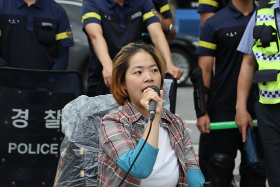 30일 서울 서대문 로타리 인근 횡단보도에서 문애린 서울장애인차별철폐연대 상임대표가 발언하고 있다. ⓒ에이블뉴스
