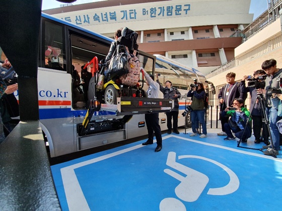 28일 오전 서울 반포동 고속터미널 탑승구에서 휠체어 이용 장애인 당사자가 운전기사의 안내를 받아 휠체어 탑승설비를 이용해 고속버스에 탑승하고 있다. ⓒ에이블뉴스