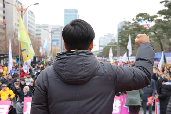3일 서울 여의도 국회의사당역 인근에서 전국장애인차별철폐연대 주최로 열린 '2019년 세계장애인의 날 투쟁결의대회 및 장애인차별철폐 2020 총선연대 출범식'에서 전국장애인차별철폐연대 조현수 정책실장이 활동가들을 독려하고 있다. ⓒ에이블뉴스 