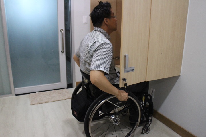 2층과 3층 남녀샤워실에 설치된 옷장은 밑에 휠체어가 들어갈 공간이 마련돼 있어 휠체어를 사용하는 장애인이 이용할 수 있다.ⓒ박종태