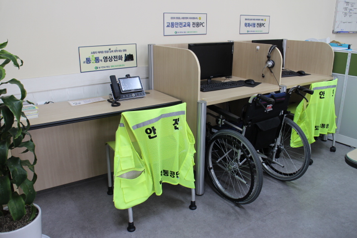 대구장애인운전지원센터 내부 한쪽에는 운동능력측정실과 PC학과 시험실이 마련돼 있는데, 컴퓨터 책상의 경우 높낮이 조절이 되지 않아 휠체어 사용 장애인들이 이용하는데 어려움이 따른다. ⓒ박종태