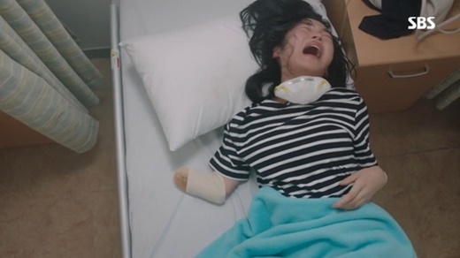 손이 아프다고 울부짖는 환지통 환자. ⓒSBS