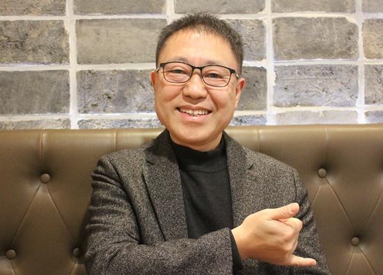 수어를 하고 있는 장애벽허물기 김철환 활동가.ⓒ에이블뉴스