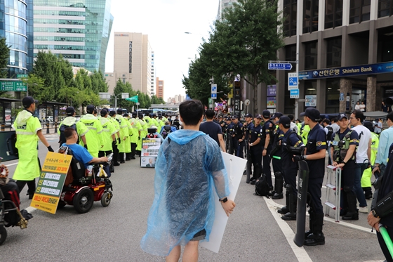 30일 오후 6시경 서울 서대문 로타리 인근 횡단보도를 점거했던 장애인권활동가들이 점거를 풀고 사회보장위원회로 돌아가고 있다.  ⓒ에이블뉴스