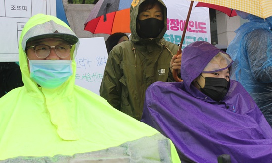 19일 기자회견에 참석한 중증장애인 활동가들.ⓒ에이블뉴스