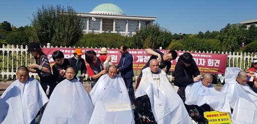 10월 8일 국회 앞에서 한국장애인자립생활총연맹 소속 중증장애인 6명이 삭발식을 진행 중이다.ⓒ에이블뉴스