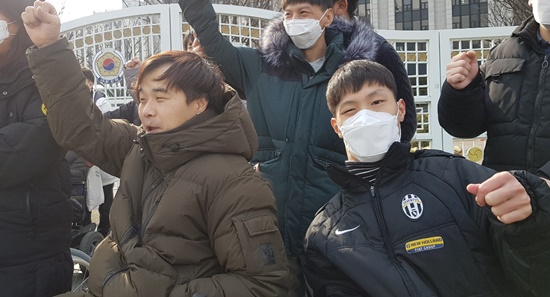 한국장애인자립생활센터총연합회, 전국장애인소비자연대(준), 한국장애인인권포럼 등 3개단체로 구성된 장애인 민생해결 촉구 대장정 추진위원회(이하 추진위)는 19일 서울 종로구 서울청사 앞에서 기자회견을 갖고, 활동지원 관련한 민생해결을 촉구하라고 목소리를 높였다.ⓒ에이블뉴스 