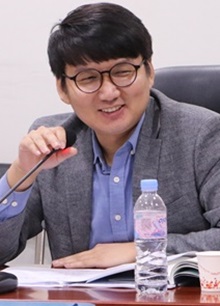 22일 국회 의원회관 제9간담회실에서 '장애인 시설수용의 국가책임과 탈시설 절차적 권리보장'을 주제로 열린 장애인 탈시설 정책토론회에서 신규호 보건복지부 장애인권익지원과 사무관이 발언하고 있다. ⓒ에이블뉴스