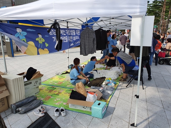 지난 27일 서울 중구 동대문디자인플라자 앞에서 중구길벗장애인자립생활센터가 주최한 '2019년 중구지역 장애인 인식개선 캠페인'에서 장애인 자립생활 기금 마련 바자회가 열리고 있다. ⓒ에이블뉴스