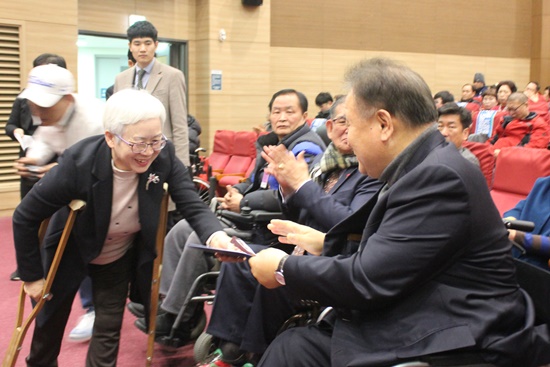 이상민 의원에게 10대 중점 추진과제를 전달하는 장애여성네트워크 김효진 대표.ⓒ에이블뉴스