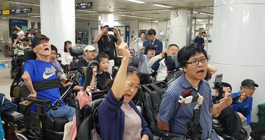 3일 광화문역 엘리베이터 완공 환영식에 참석한 장애인 활동가들이 기쁨을 나누고 있다.ⓒ에이블뉴스
