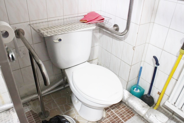 남성장애인화장실 내부. 좁아 세면대 설치가 설치돼 있지 않았고, 비상호출벨도 없다. 대변기에는 자동 물 내림 센서가 아닌 손으로 눌러 사용해야 하는 물 내림 장치가 설치돼 있어 손이 불편한 중증장애인이 이용하는데 불편이 따른다. ⓒ박종태