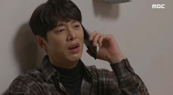 엄마에게 울면서 전화하는 김우재. ⓒMBC