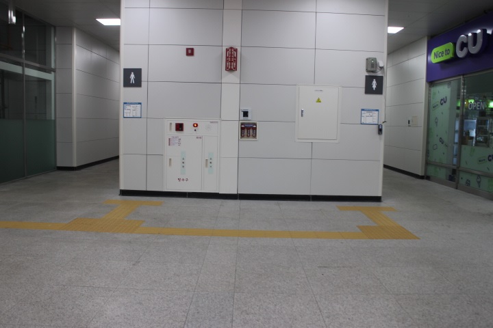 김포공항역 남녀비장애인화장실 입구 벽면에는 시각장애인이 손끝으로 만져 성별을 알 수 있는 점자표지판, 앞바닥에 점자블록이 설치돼 있어 문제가 없다. ⓒ박종태