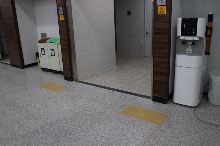 각층 남녀비장애인화장실 입구 벽면에는 시각장애인이 손끝으로 만져 성별을 알 수 있는 점자표지판, 앞바닥에 점자블록이 양호하게 설치됐다. ⓒ박종태